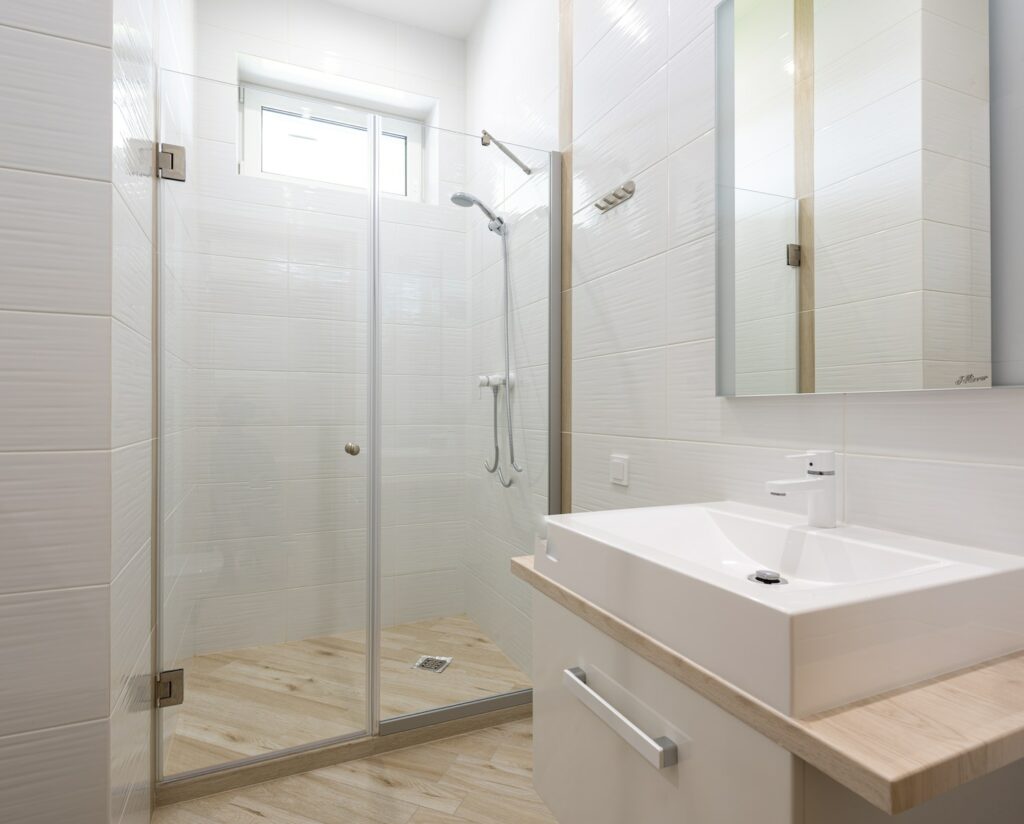 Interior del cuarto de baño con cabina de ducha